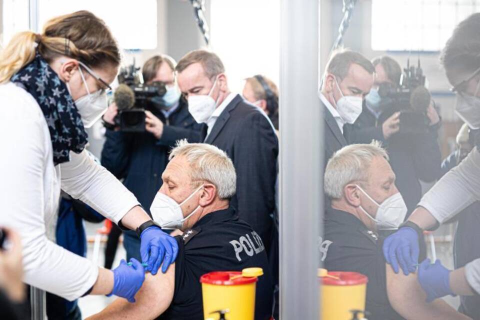 Auffrischungsimpfung für Polizeibeamte Auffrischungsimpfung für Polizeibeamte