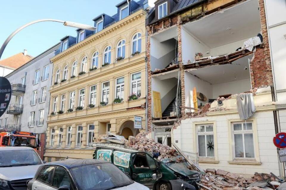 Fassade von Hamburger Wohnhaus stürzt ein