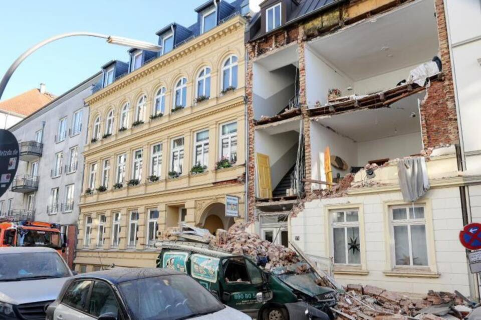Fassade von Hamburger Wohnhaus stürzt ein Fassade von Hamburger Wohnhaus stürzt ein