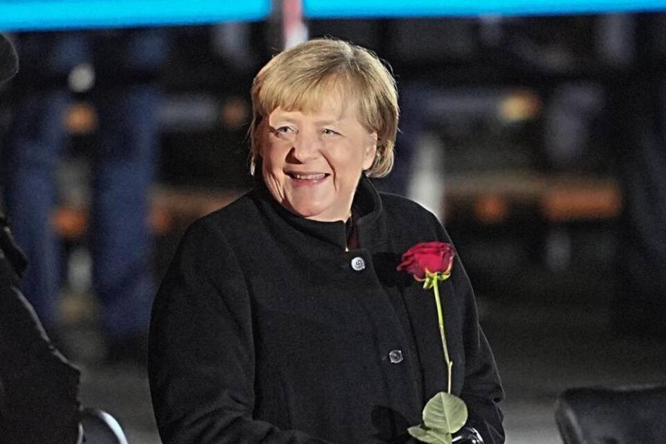 Rote Rose für Merkel