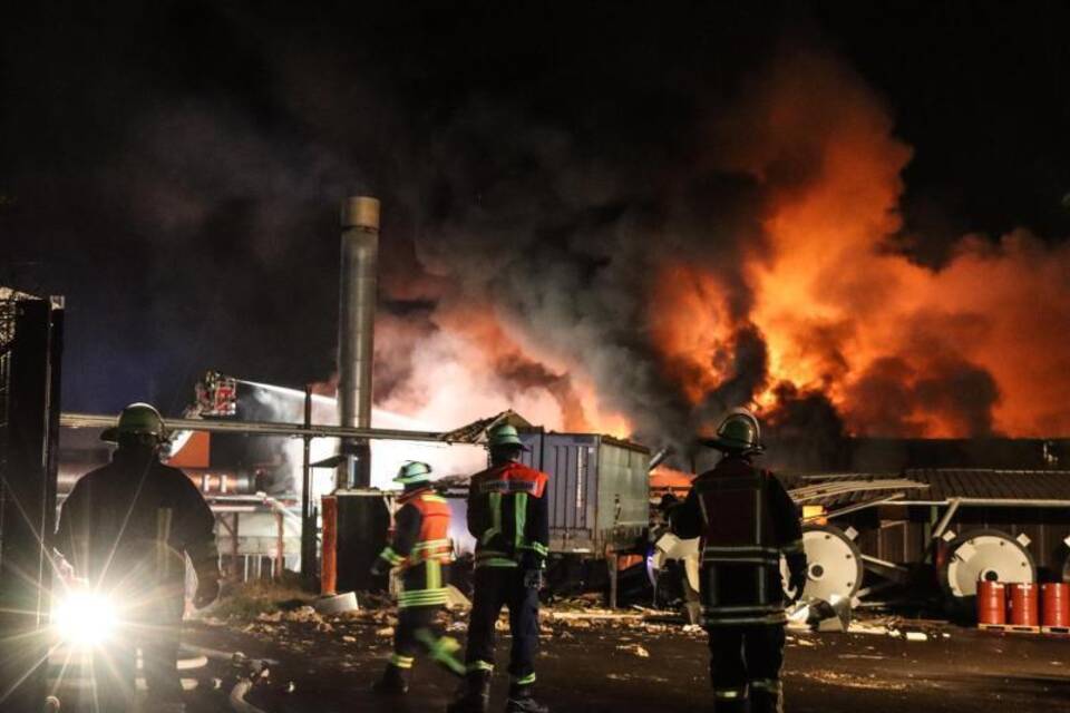 Großbrand in Tapetenfabrik
