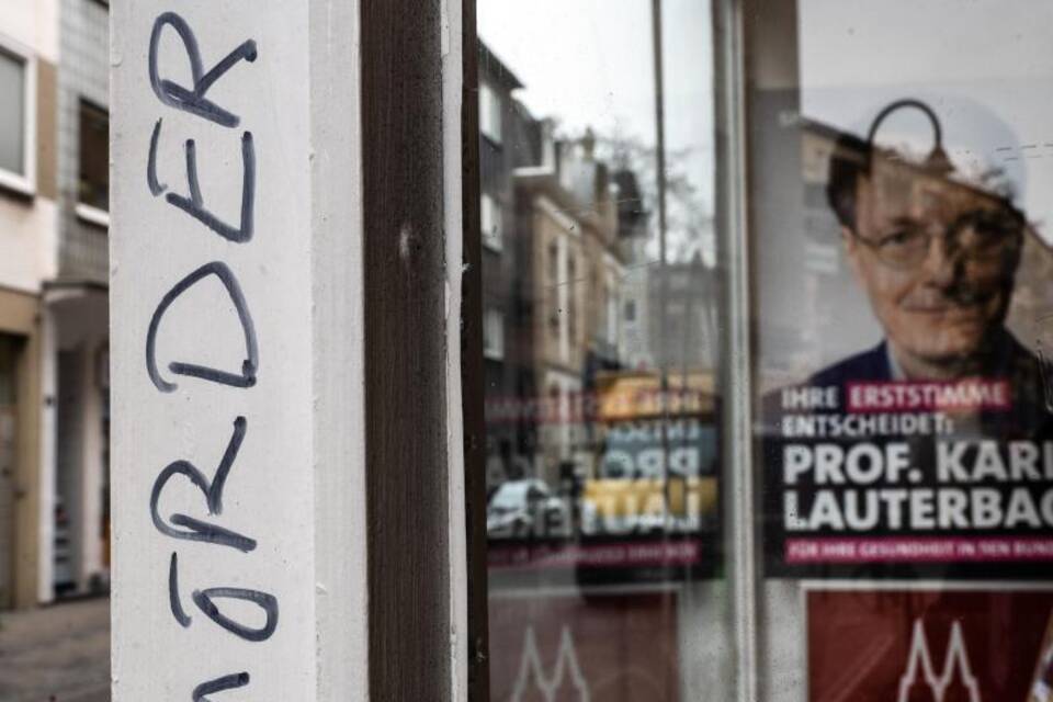 Wahlkreisbüro beschmiert Wahlkreisbüro beschmiert