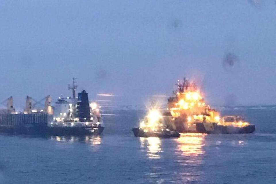 Schiff mit brennender Fracht nach Göteborg gebracht Schiff mit brennender Fracht nach Göteborg gebracht