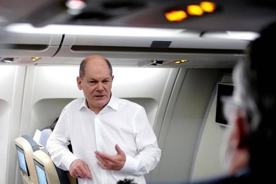 Scholz im Flugzeug