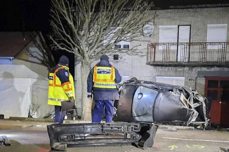 Schlepper-Fahrzeug in Ungarn verunglückt - Sieben Migranten tot Schlepper-Fahrzeug in Ungarn verunglückt - Sieben Migranten tot