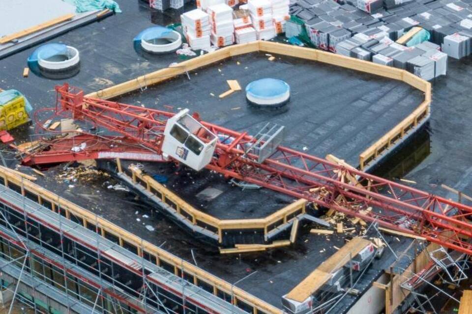 Kran kippt auf Schwimmbad-Baustelle