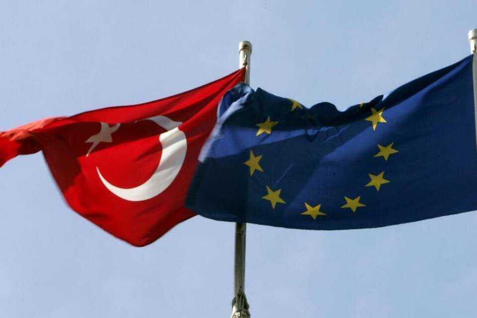 Türkische und EU-Flagge Türkische und EU-Flagge