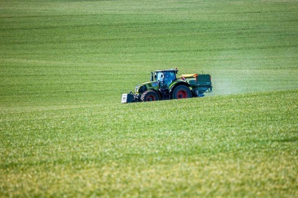 Feld wird gedüngt Feld wird gedüngt