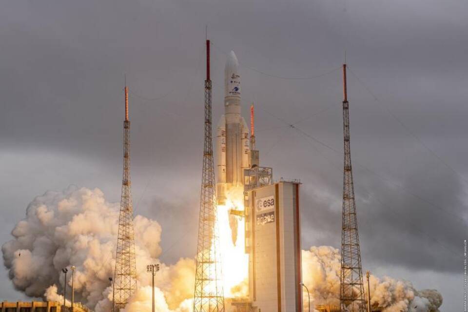 Raketenstart mit Teleskop an Bord Raketenstart mit Teleskop an Bord