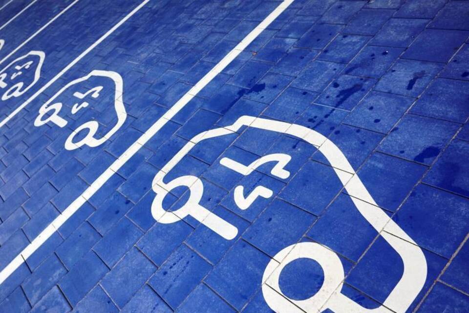 Schnellladepark für E-Autos Schnellladepark für E-Autos