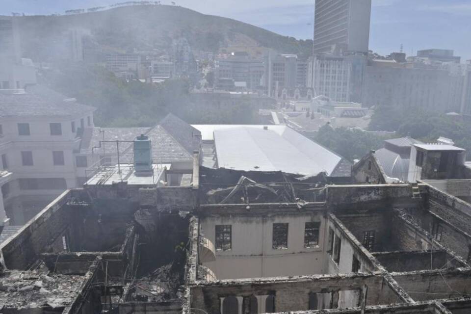 Parlamentssaal in Kapstadt zerstört