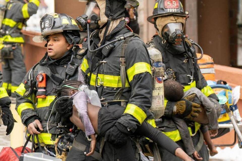 Feuerwehrleute im Einsatz Feuerwehrleute im Einsatz
