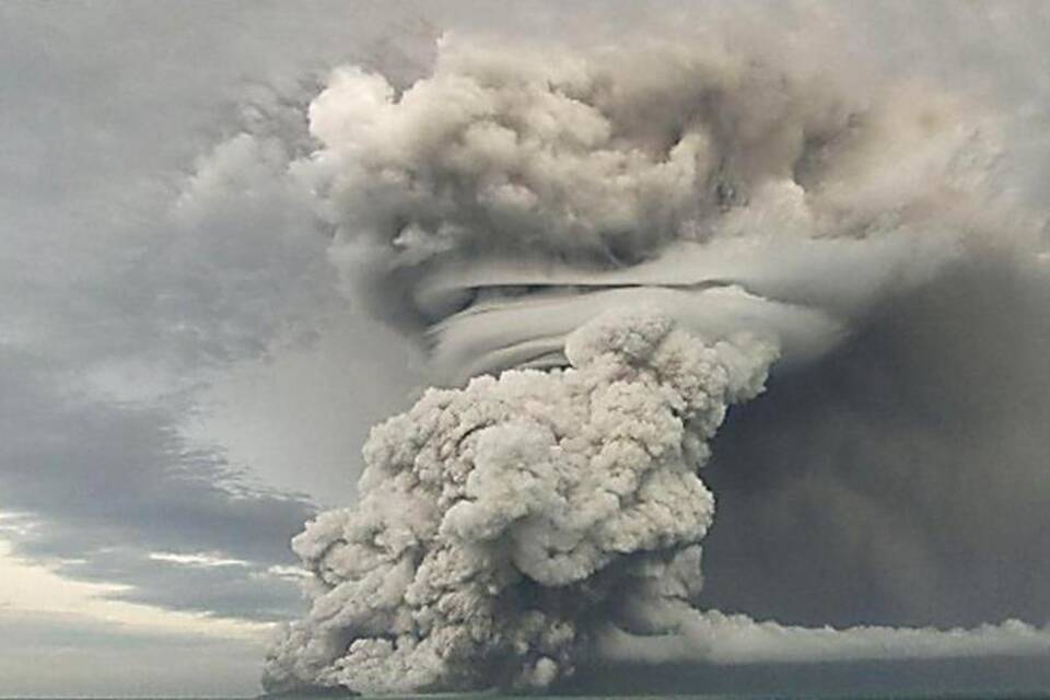 Ausbruch von Untersee-Vulkan im Pazifik-Raum