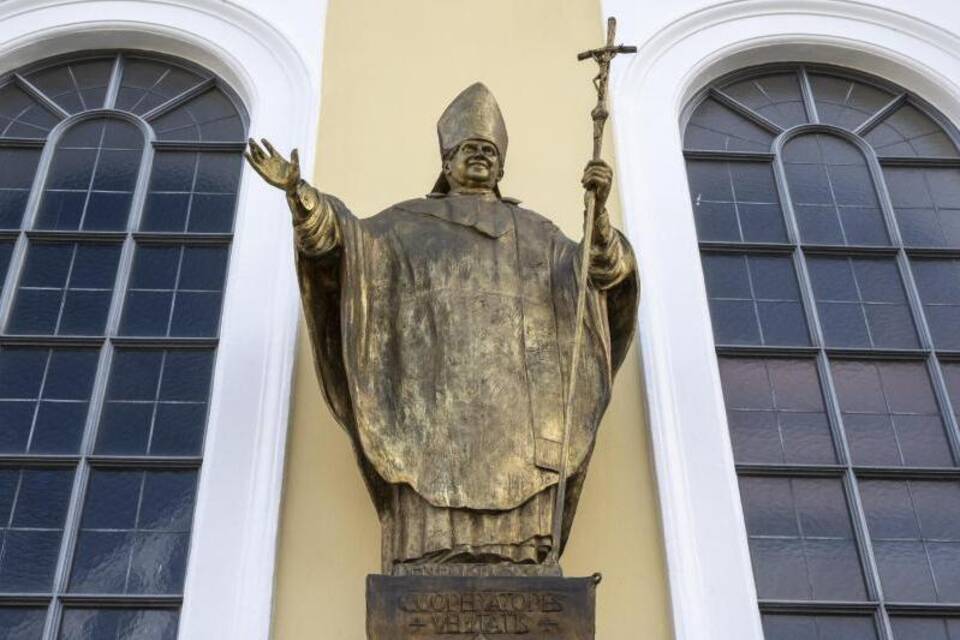 Papst-Benedikt-Statue