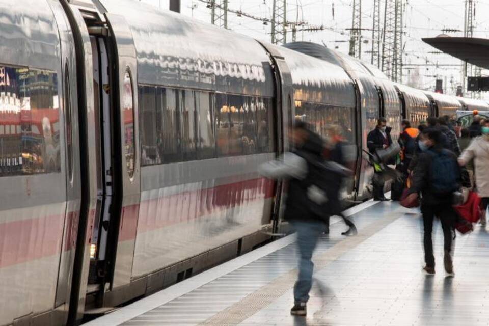 3G-Kontrollen bei der Deutschen Bahn 3G-Kontrollen bei der Deutschen Bahn