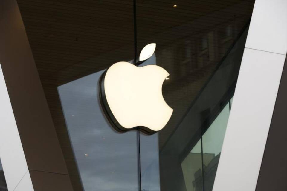 Apple Apple