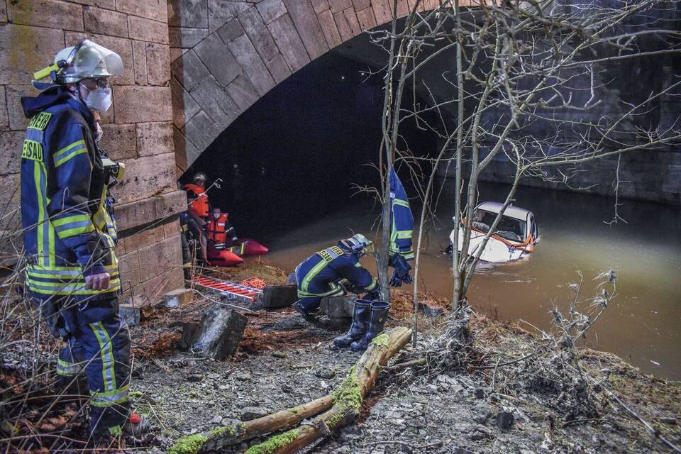 Auto stürzt über Brücke acht Meter tief in Fluss