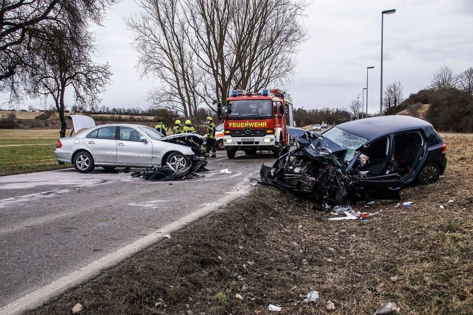 Feuerwehrleute sind bei einem Unfall auf der B 14 im Einsatz Feuerwehrleute sind bei einem Unfall auf der B 14 im Einsatz