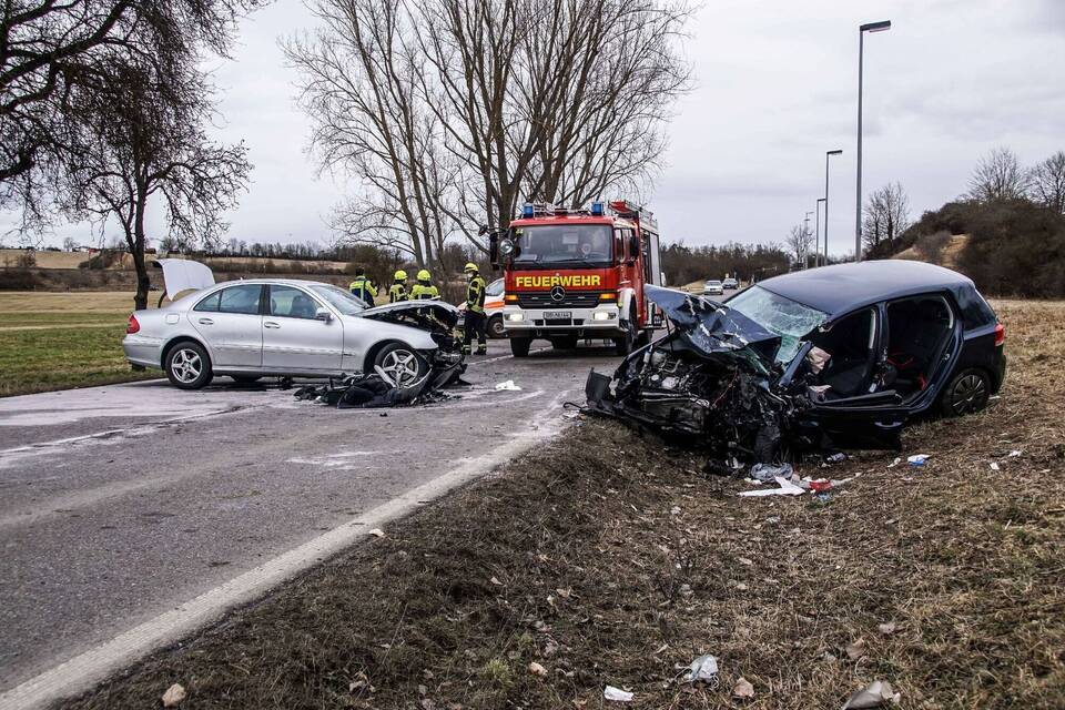 Feuerwehrleute sind bei einem Unfall auf der  B 14 im Einsatz