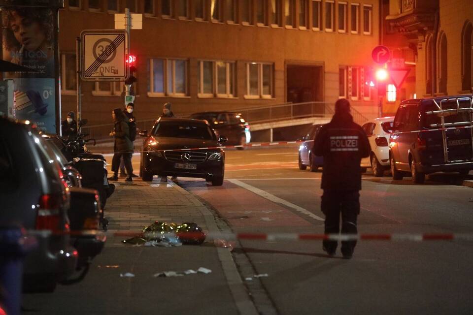 Eine Wärmefolie liegt auf der Straße Eine Wärmefolie liegt auf der Straße