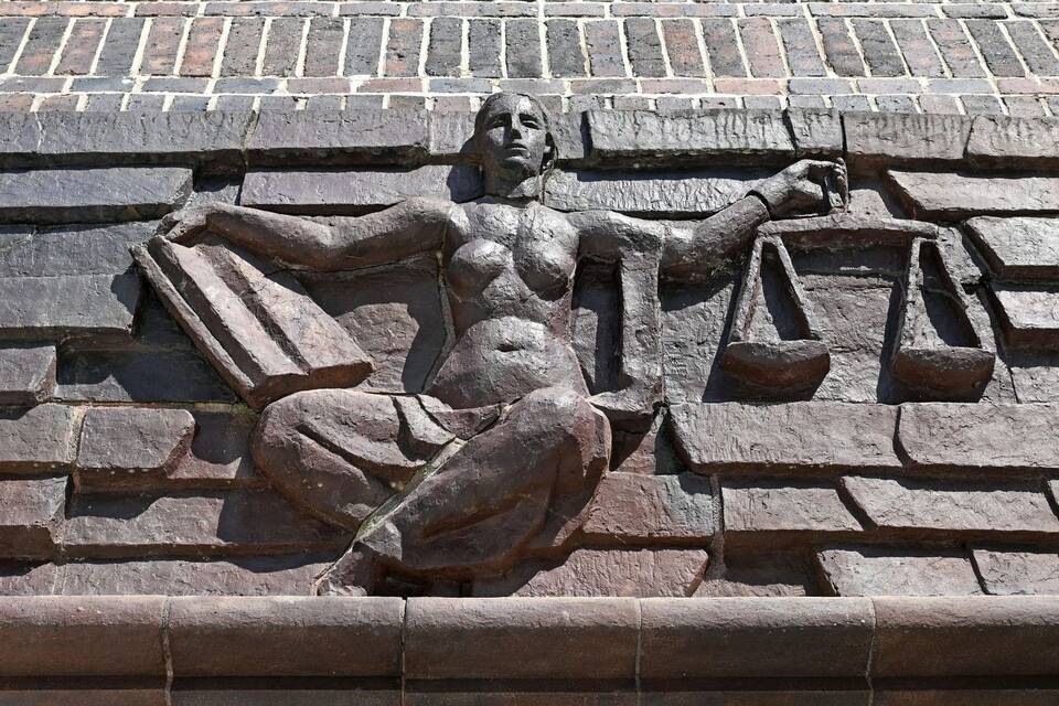 Blick auf die Justitia über dem Eingang eines Landgerichts Blick auf die Justitia über dem Eingang eines Landgerichts