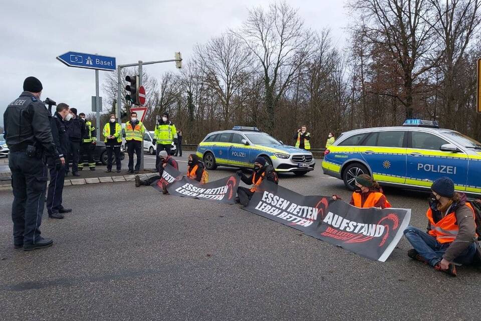 Klimaaktivisten blockieren A5-Abfahrt