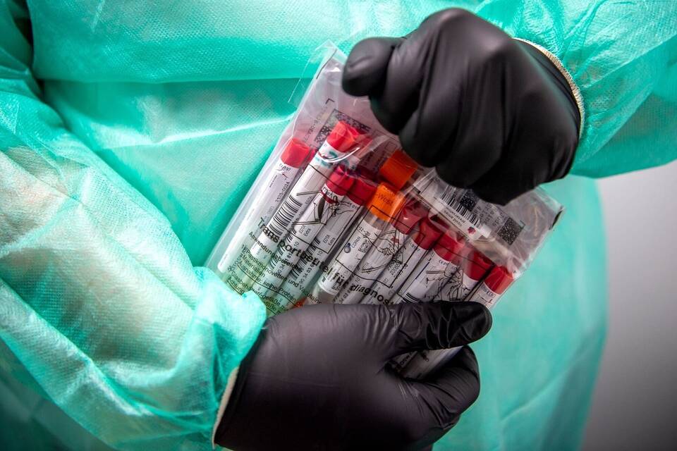 Proben für einen PCR-Test werden von einem Laboranten verpackt Proben für einen PCR-Test werden von einem Laboranten verpackt