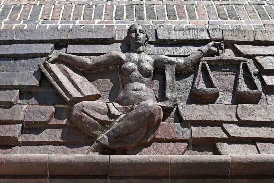 Blick auf die Justitia über dem Eingang eines Landgerichts Blick auf die Justitia über dem Eingang eines Landgerichts
