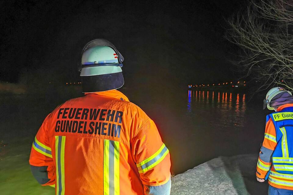 Mann manövriert Luxusauto nach Pinkelpause in den Neckar Mann manövriert Luxusauto nach Pinkelpause in den Neckar