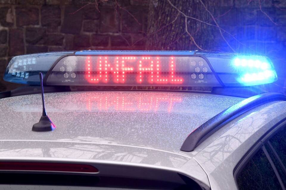 Die Leuchtschrift «Unfall» auf dem Dach eines Polizeiwagens Die Leuchtschrift «Unfall» auf dem Dach eines Polizeiwagens