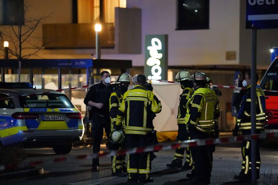 Polizisten und Feuerwehr stehen an einem Supermarkt Polizisten und Feuerwehr stehen an einem Supermarkt