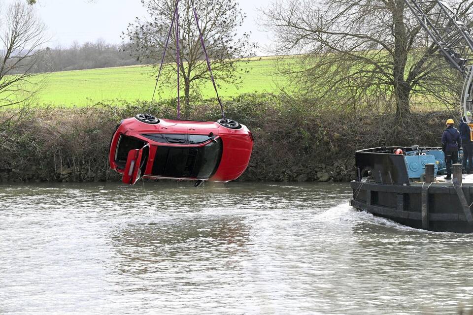 Fahrzeug aus dem Neckar geborgen Fahrzeug aus dem Neckar geborgen