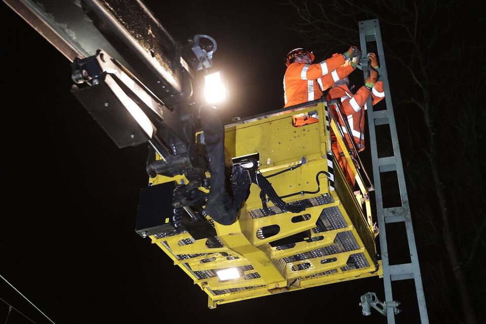 Deutsche Bahn repariert Oberleitung nach Stürmen Deutsche Bahn repariert Oberleitung nach Stürmen