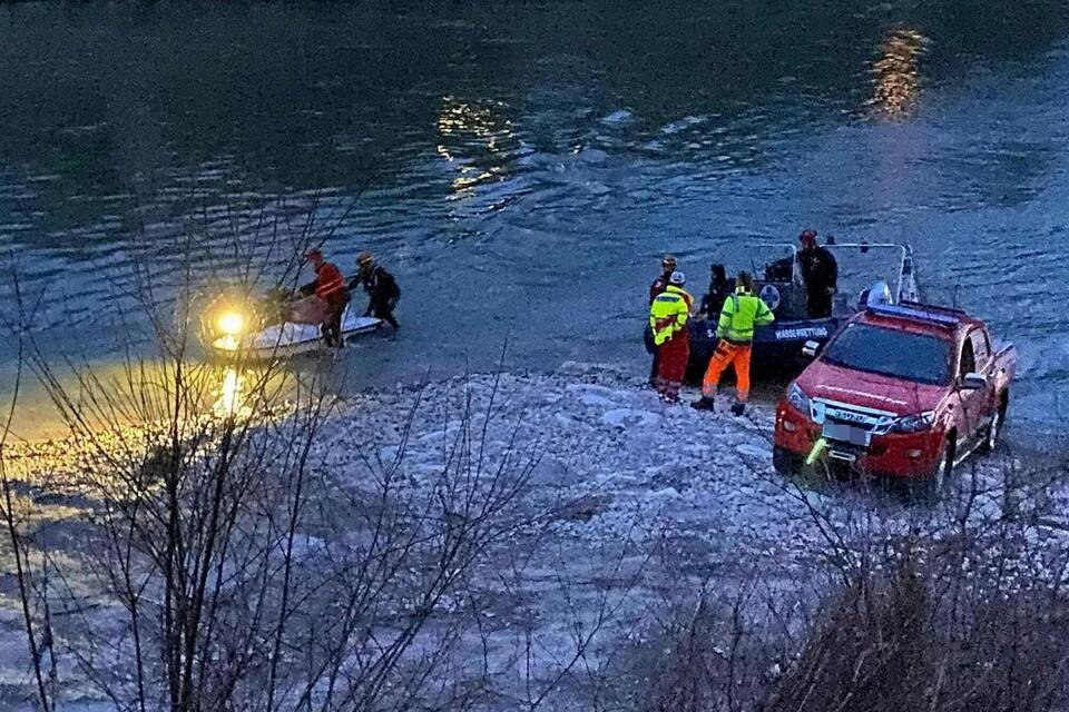 Auto in Salzach gestürzt