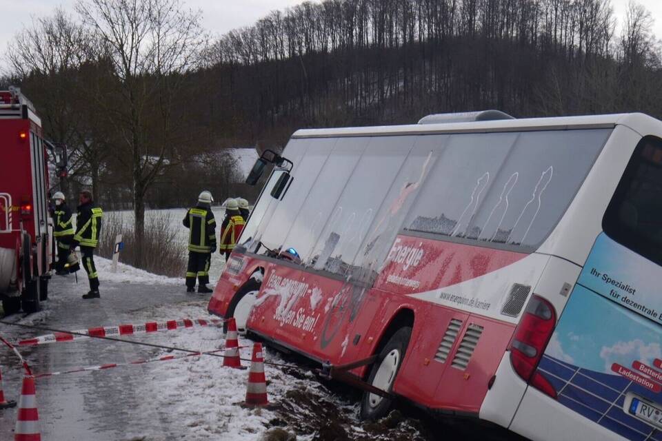 Schulbus rutscht in Straßengraben