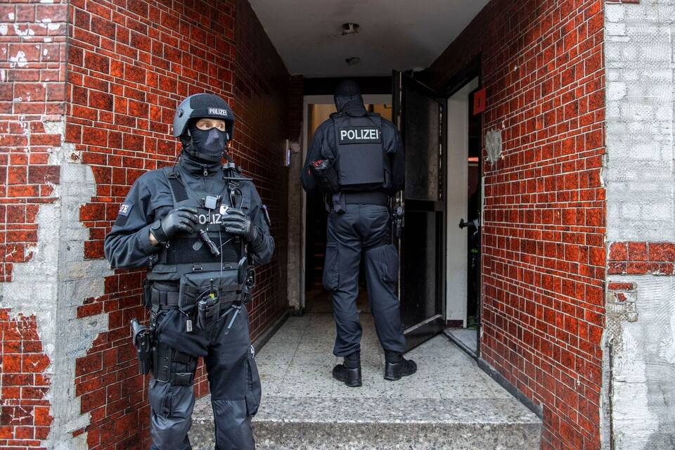 Razzien nach Raubüberfall auf Juwelier Razzien nach Raubüberfall auf Juwelier