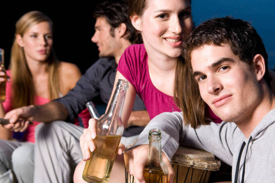 Gekonnt feiern: So meistert man peinliche Situationen auf Partys Gekonnt feiern: So meistert man peinliche Situationen auf Partys