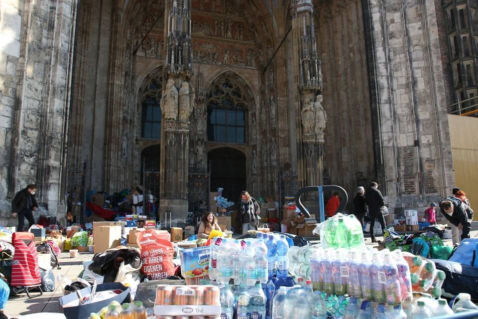 Menschen in Ulm sammeln Hilfsgüter für Ukraine Menschen in Ulm sammeln Hilfsgüter für Ukraine