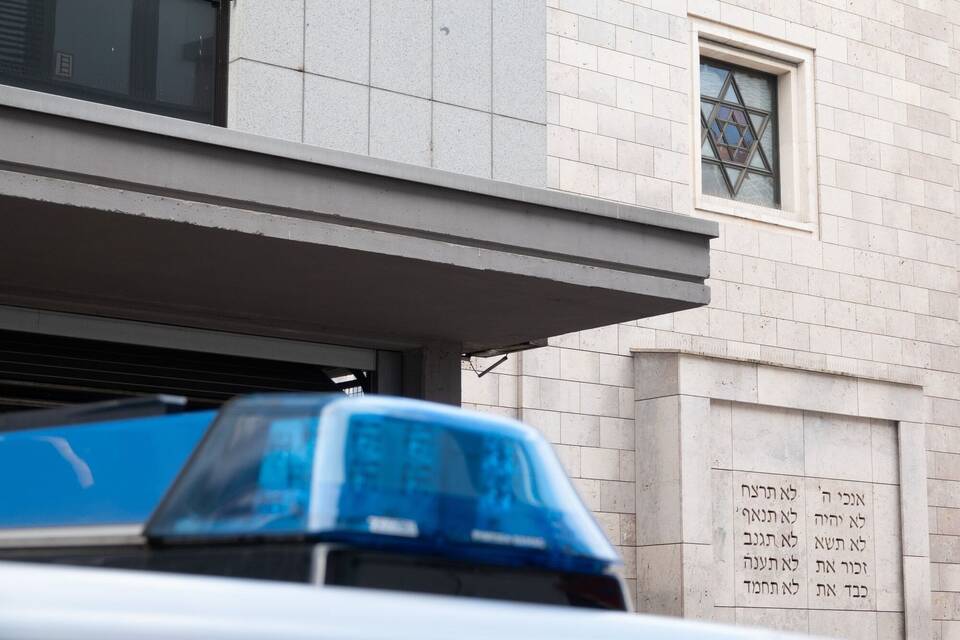 Ein Polizeiauto steht vor einer Synagoge Ein Polizeiauto steht vor einer Synagoge