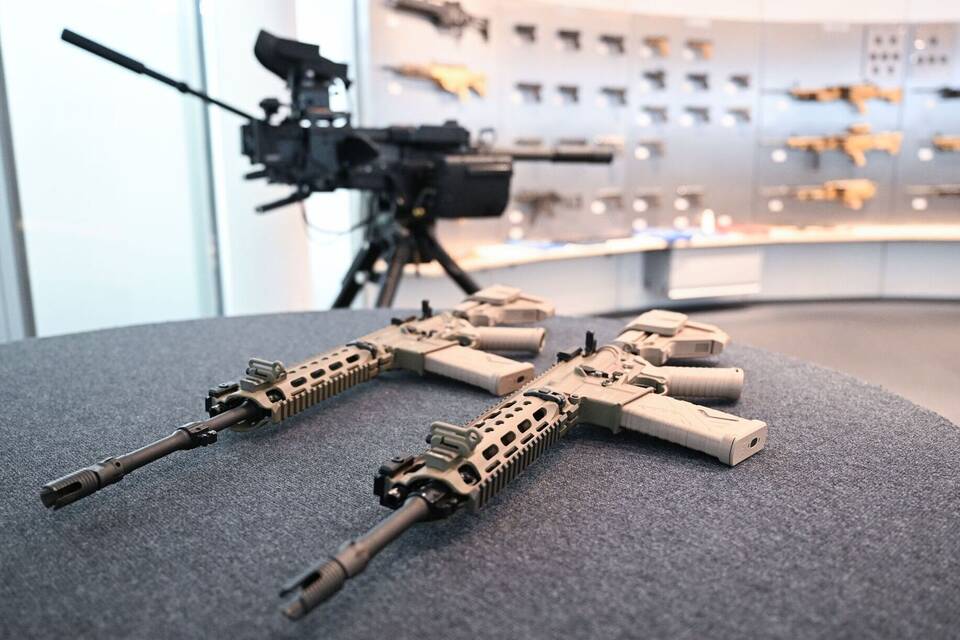Zwei Sturmgewehre des Waffenherstellers Heckler & Koch Zwei Sturmgewehre des Waffenherstellers Heckler & Koch