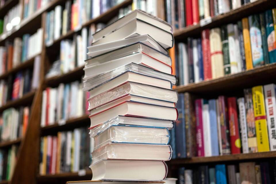 Ein Bücherstapel liegt in einer Buchhandlung auf dem Tisch