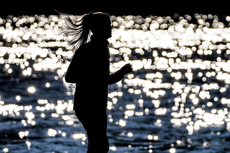Eine Frau joggt am Main entlang Eine Frau joggt am Main entlang