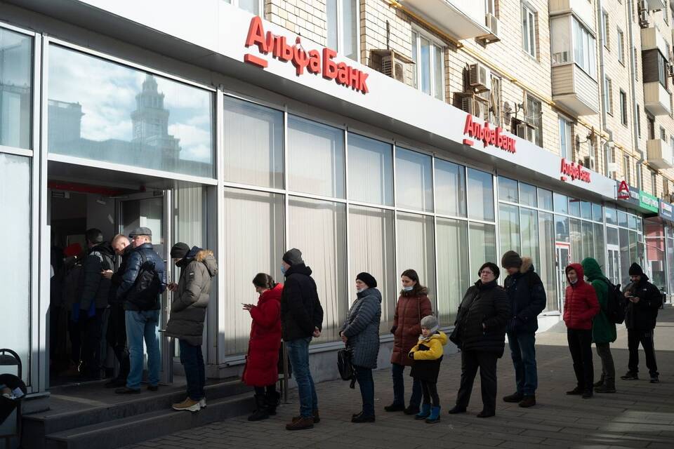 Schlange vor Bank in Moskau
