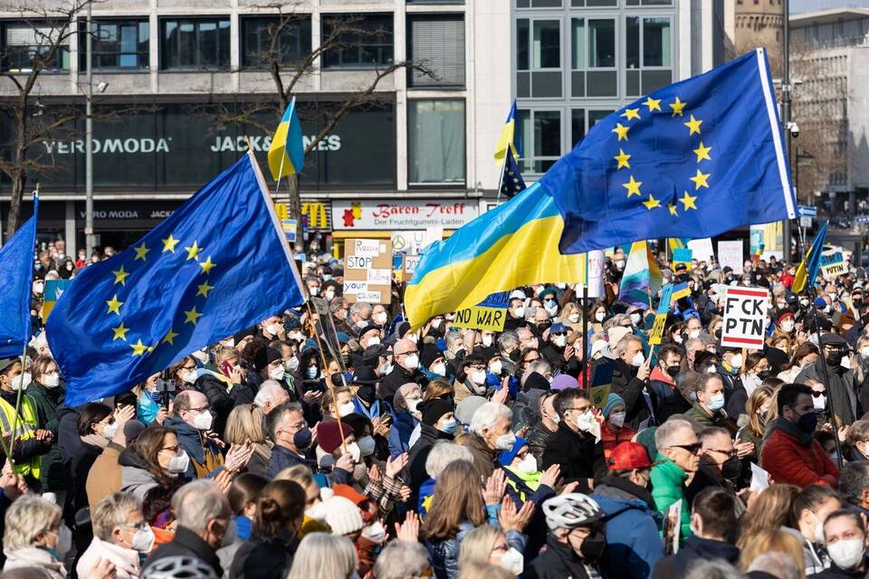 Tausende protestieren in Frankfurt gegen Krieg in Ukraine Tausende protestieren in Frankfurt gegen Krieg in Ukraine