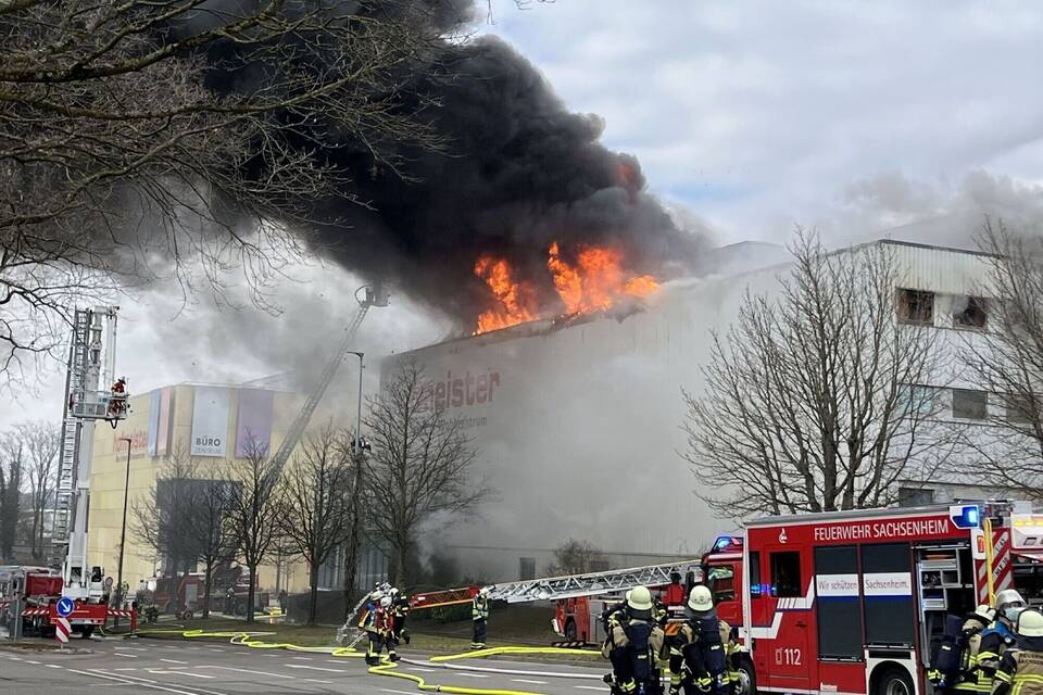 Dunkler Rauch über Möbelhaus - Brand kurz vor Ladenöffnung