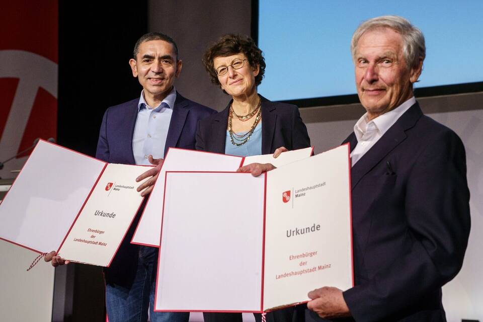 Ugur Sahin (l-r), Özlem Türeci und Christoph Huber