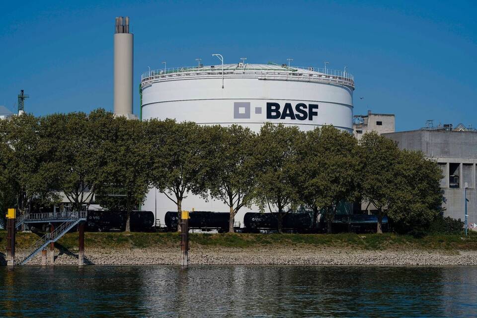 Lagercontainer des Chemiekonzerns BASF am Rhein Lagercontainer des Chemiekonzerns BASF am Rhein