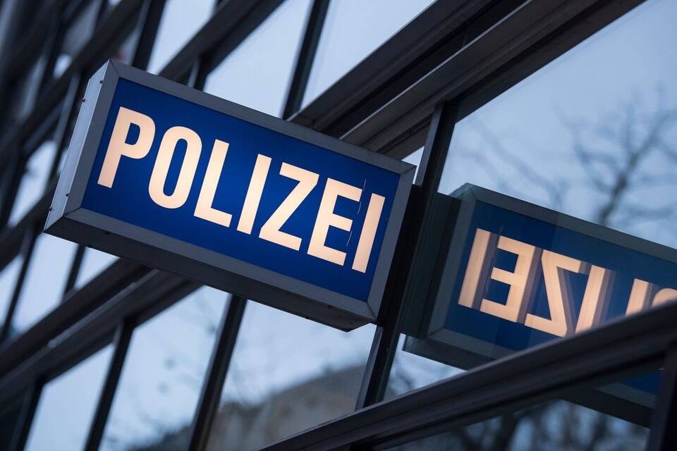 Schriftzug "Polizei" Schriftzug "Polizei"