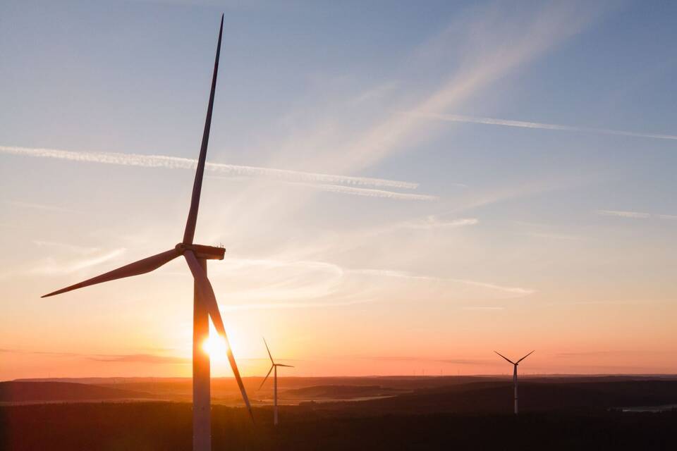 Windrad im Sonnenaufgang