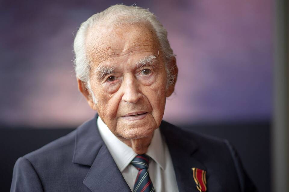 Leon Schwarzbaum